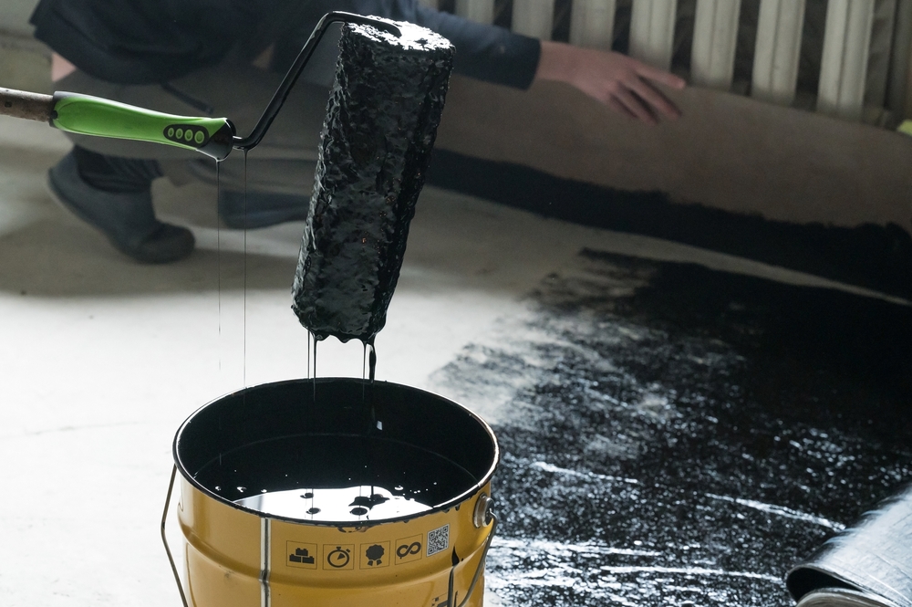 Applying,Hot,Resin,To,The,Floor,For,Waterproofing,,Roller,And