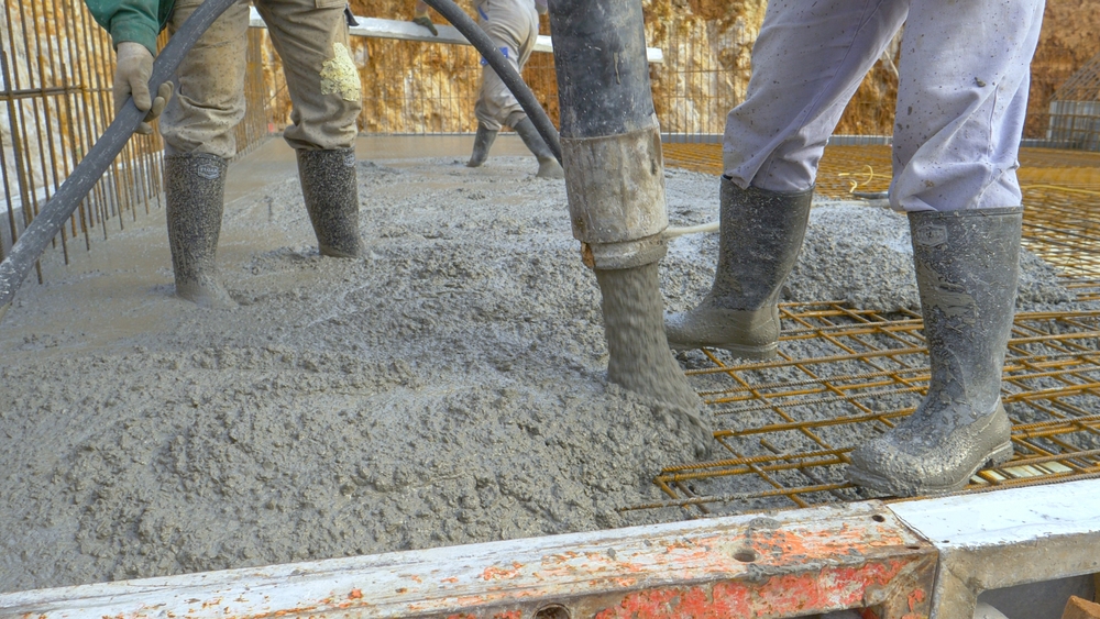 Close,Up:,Fresh,Concrete,Flows,Out,Of,A,Wide,Hose