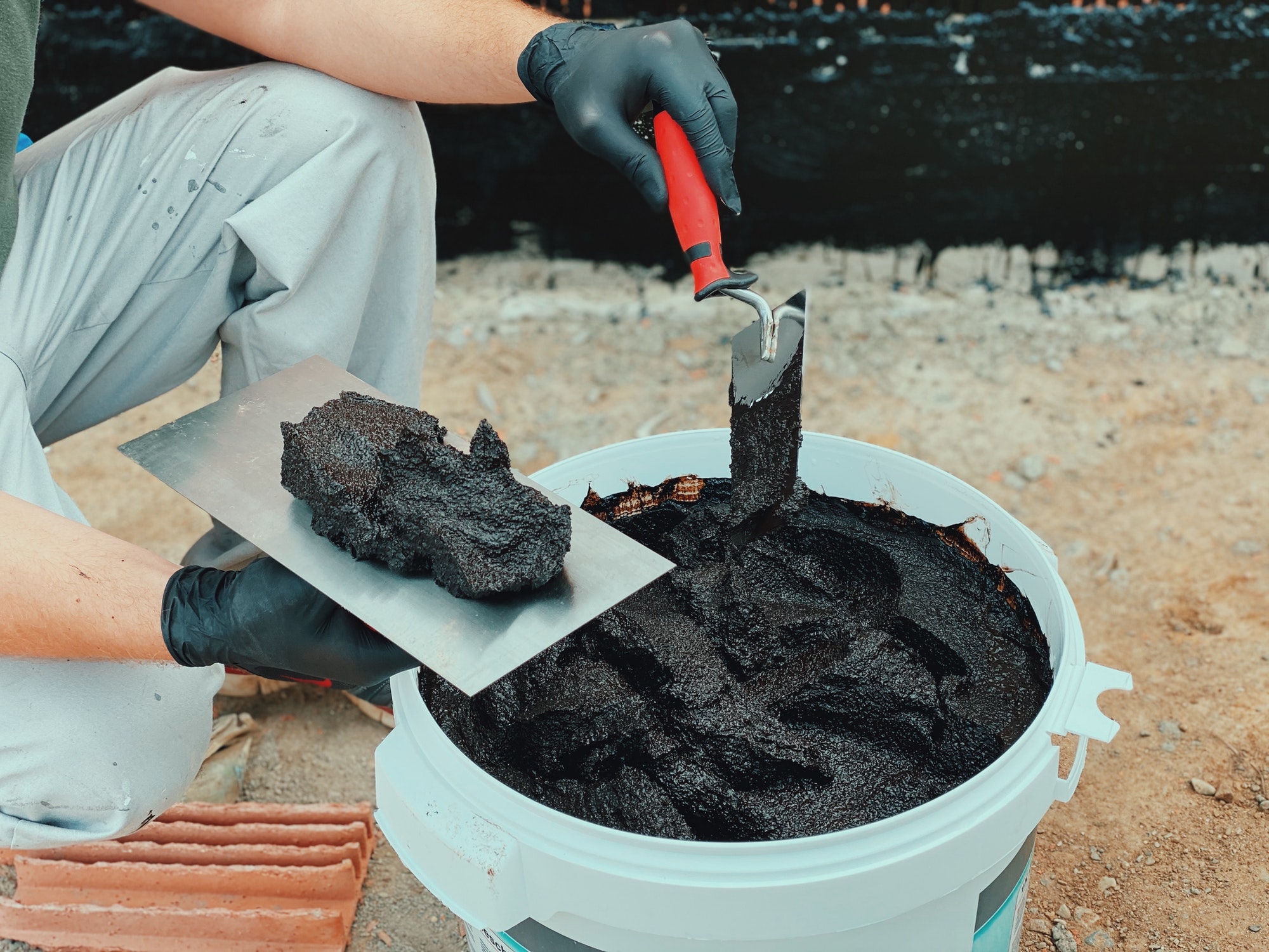 Priming solid bricks with bitumen primer