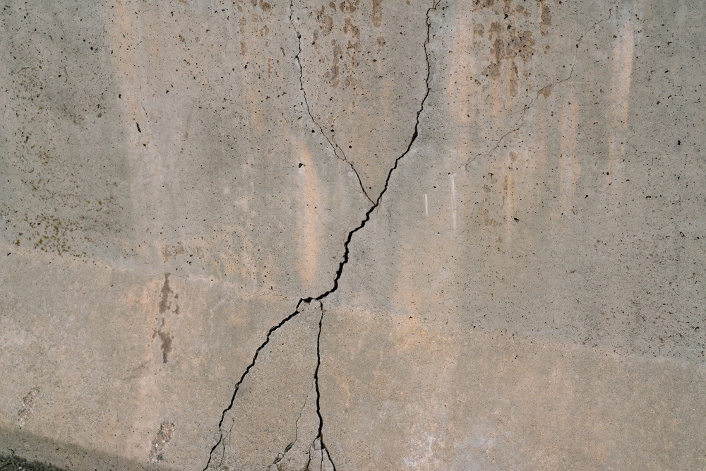 Crack,On,Reinforced,Concrete,,Serious,Damage,To,A,Prefabricated,Structure