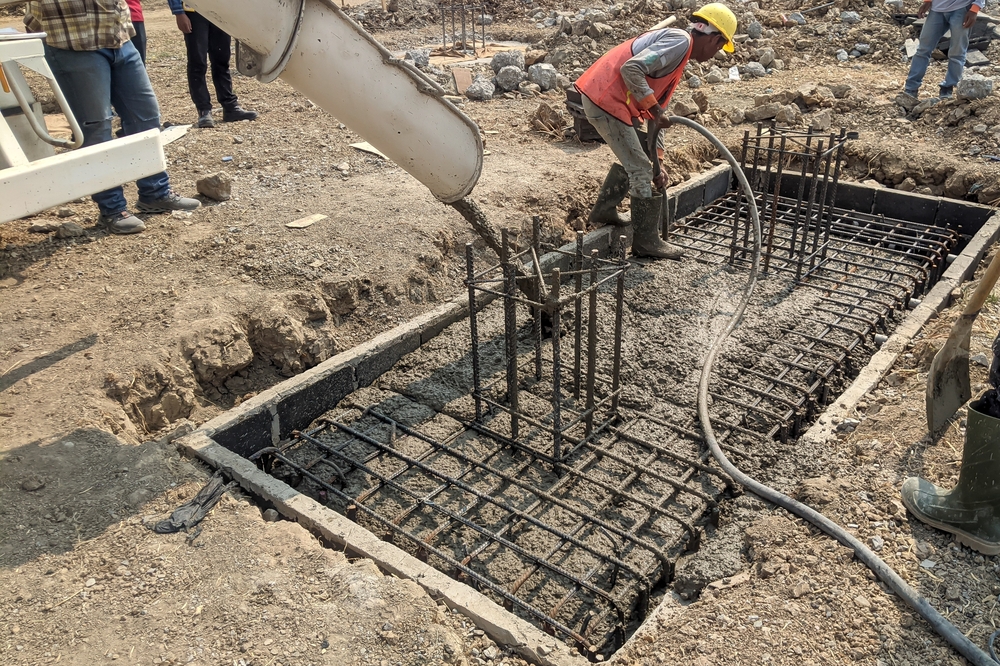 Construction,Technician,Uses,Concrete,Vibration,Generator,During,Leveling,Concrete.,Construction