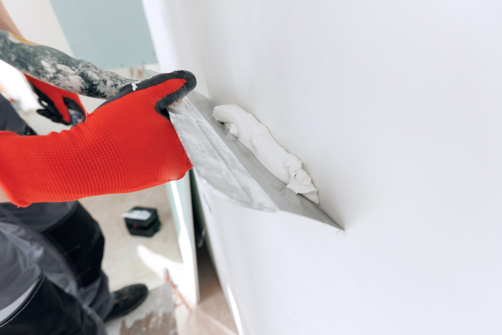 Master,Working,With,Plasters,On,White,Walls,And,Putty,Screeds
