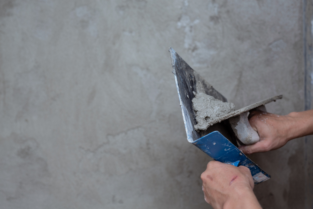plasterer-renovating-indoor-walls (1)